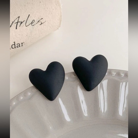 🖤 Awesome Large Matte Heart Stud Earrings 🖤 - Picture 2 of 4